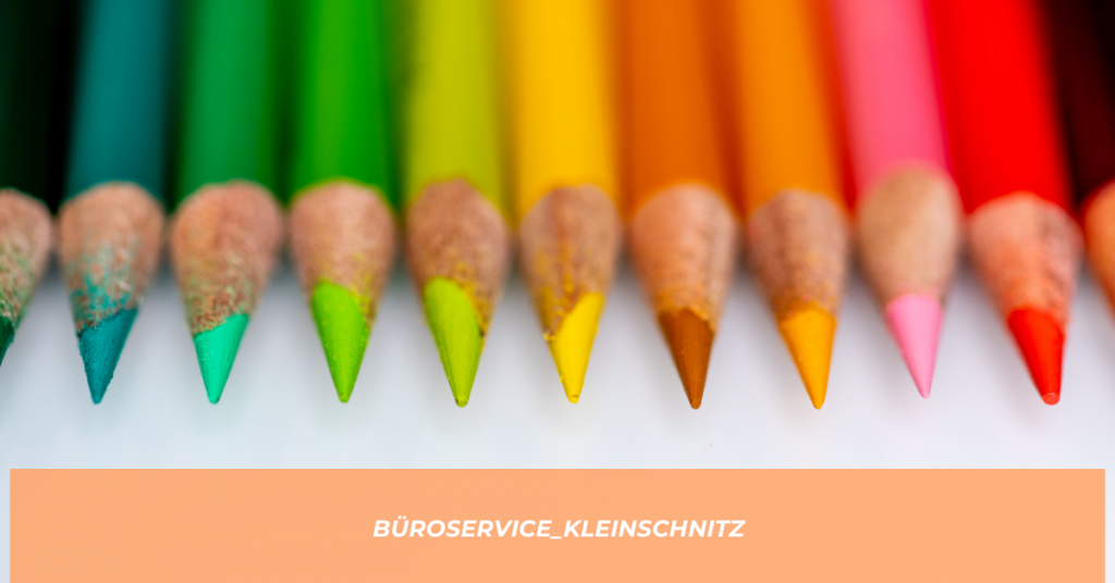 Virtuelle Assistenz bringt Ordnung ins Büro – Symbolbild für strukturierte Buchhaltung und Organisation