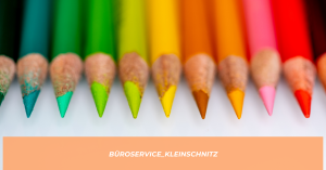 Virtuelle Assistenz bringt Ordnung ins Büro – Symbolbild für strukturierte Buchhaltung und Organisation